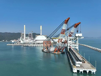 華潤海豐卸船機(jī)順利吊裝，助力粵港澳大灣區(qū)能源供應(yīng)